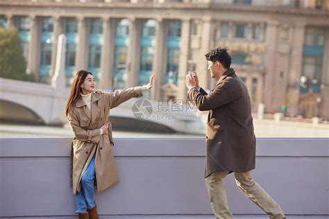 情侣户外约会男友给女友拍照高清图片下载-正版图片502351044-摄图网