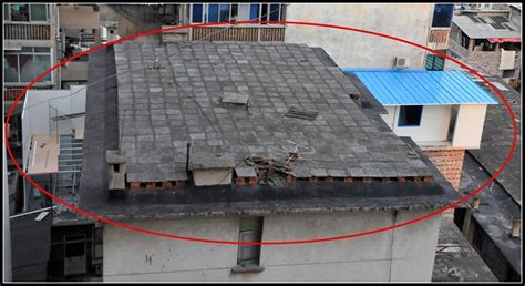 顶层坡屋顶改成平屋顶，扩建70平，邻居：就等你完工再找物业来拆|屋顶|顶楼|业主_新浪新闻