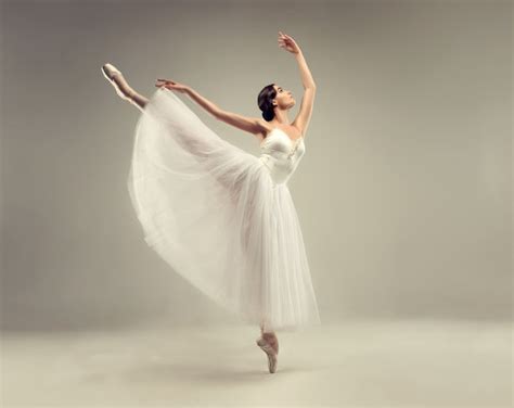 芭蕾舞演员图片_在热身的芭蕾舞演员素材_高清图片_摄影照片_寻图免费打包下载