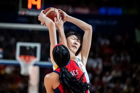 方硕祝贺中国女篮挺进淘汰赛：中国女篮面对强敌从不畏惧 祝贺她们_球天下体育