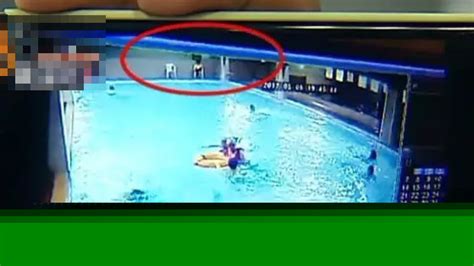 女子健身房游泳池内溺水监控曝光细节 救生员低头玩手机玩忽职守_社会新闻_海峡网