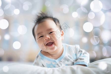 可爱的男婴在阳光明媚的卧室里新生儿放松幼儿托所家庭早晨在家趴在高清图片下载-正版图片502539816-摄图网