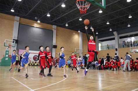 热烈祝贺我校篮球队在中国高中篮球联赛（四川赛区）中获得佳绩!