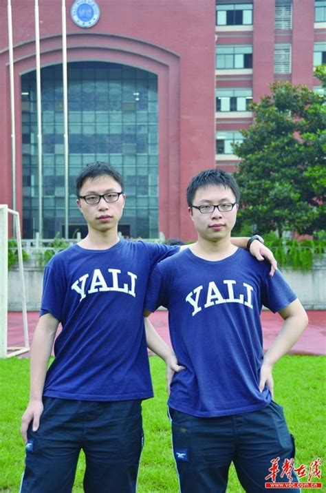 广西双胞胎兄弟同时考上清华大学 查分数时发现神奇一幕（图）(2)_奇象网