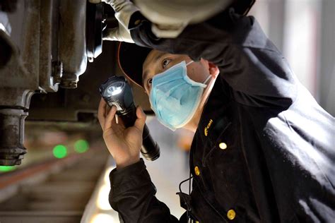 发动机工程师正在检查和修理汽车现场高清图片下载-正版图片506561283-摄图网