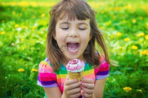 孩子吃冰淇淋高清图片下载-正版图片505242330-摄图网