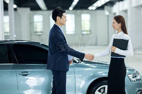 亚洲经销商的汽车销售员向顾客展示SU高清图片下载-正版图片503362294-摄图网