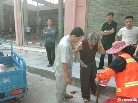 这名80多岁的老人摔伤后，他扶起了老人……_社会民生_华容县站