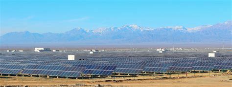 新疆哈密：50兆瓦熔盐塔式光热发电站调试定日镜 犹如一个巨大的“银色向日葵”