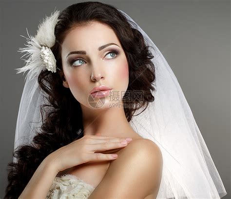 婚礼轻温柔安静的新娘穿着经典的白色纱望着远方高清图片下载-正版图片300691784-摄图网