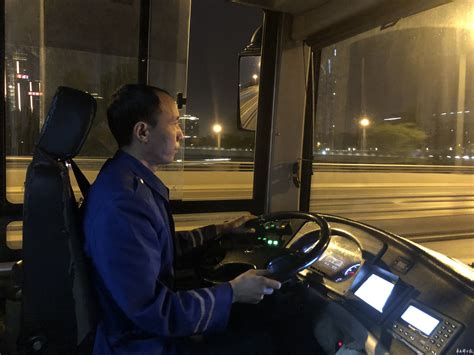 成都夜间公交司机 8年来陪伴无数城市夜归人回家路 - 滚动 - 华西都市网新闻频道