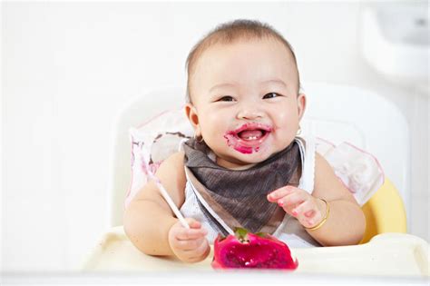 女婴吃火龙果微笑的小孩笑容笑脸图片下载 - 觅知网