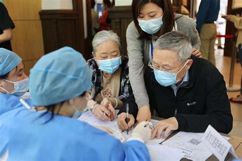 上海76岁及以上老人新冠疫苗首日接种8497剂次，80岁院士、92岁老人都来“苗苗苗”