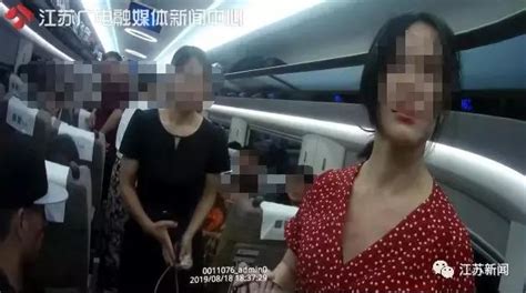 实拍：怀孕女子公交车坐爱心座位未给老人让座被打骂_新闻频道_中国青年网