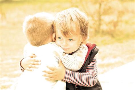 相拥的小宝宝图片-黄色背景中拥抱在一起的小孩素材-高清图片-摄影照片-寻图免费打包下载
