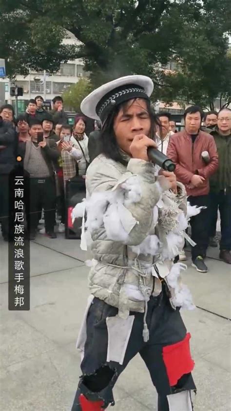 最近乞丐歌手火了，穿破衣服在街头流浪唱歌，太屈才了！_腾讯视频