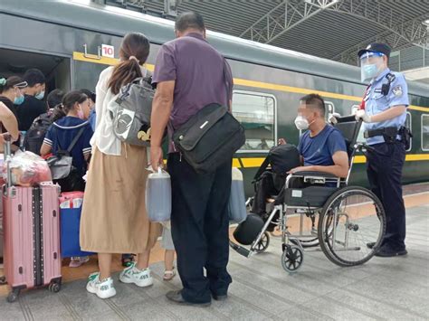暖心！残疾旅客为赶乘列车急出汗水，亳州铁警开通绿色通道将其送上车_手机新浪网