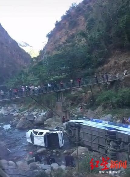 惊险！一货车在湘西山路上刹车失灵侧翻路坎，司机被困_救援