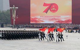 新中国70周年大阅兵，武警部队方队稳步走来，英姿飒爽整齐划一！_新浪新闻