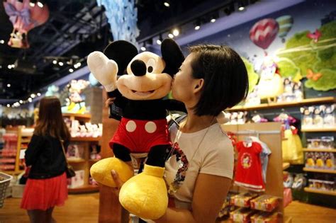 上海迪士尼可带食物入园，可乐叫价20元一瓶，人均消费超2000元__财经头条