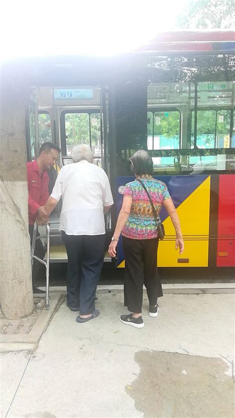早高峰公交车上的老年人，挤下了上班族和学生，公交司机很无奈！