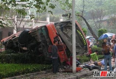 10·1重庆711公交灵异事件,大巴从桥上坠落致29人死亡 - 灵异事件 - 奇趣闻