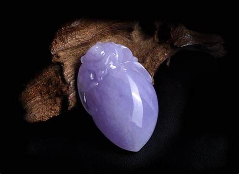 紫翡翠的鉴别方法有哪些 和紫玉髓又该如何区分 - 冰种玻璃种翡翠手镯挂件A货_翡翠原石种水等级划分鉴定价格多少钱，国翠世家珠宝