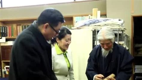 这位日本书法家十分喜欢中国书法，他独自临摹了多位中国书法大家的字_凤凰网视频_凤凰网