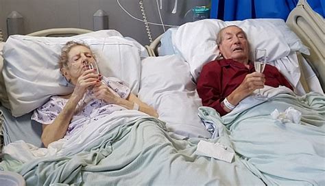 他们相爱67年 最后的日子仍在医院比邻而居形影不离_娱乐频道_凤凰网