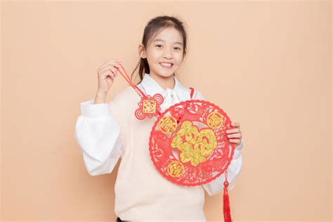 手持福字的中国小女孩,春节,节日摄影,摄影,汇图网www.huitu.com