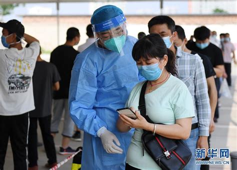 【抗击疫情每日一学】“我们不是独自在战斗！” 北京核酸检测感动场景频现-马克思主义学院