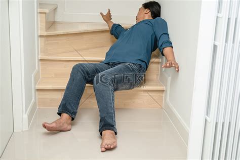亚裔女病人因表面湿滑从楼梯上摔下来高清摄影大图-千库网
