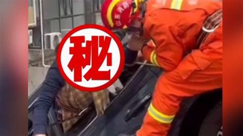 汽车失控撞到外墙车体悬空，消防员解救_凤凰网视频_凤凰网