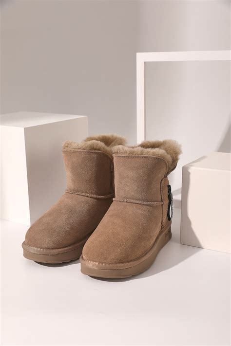 热风雪地靴怎么样 很暖和的雪地靴，里面毛茸茸的。 很轻巧，_什么值得买