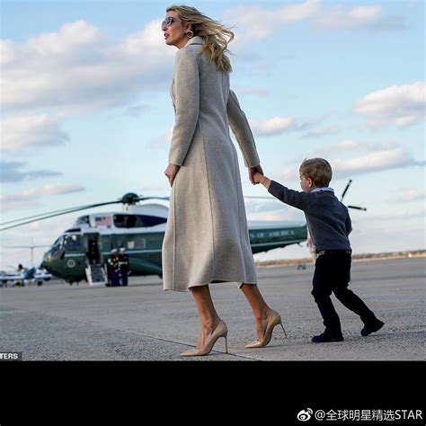 特朗普家族启程返回华盛顿，大女儿伊万卡着装时尚，甚是抢眼|棕榈滩|巴伦|特朗普_新浪新闻