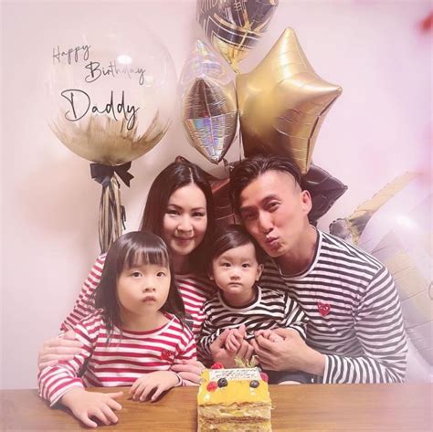 TVB当家小生生日与家人简单庆祝 一家三口穿亲子装拍全家福|陈山聪|亲子装|一家三口_新浪新闻