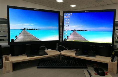 如何设置一台电脑两个显示器？