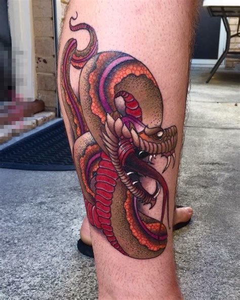 男生腿上彩绘技巧创意蛇纹身图片-纹身图片网
