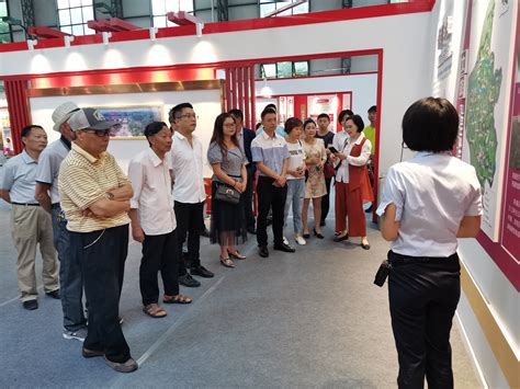 乐至县组织劳模代表参观“项目落地攻坚年”成果展