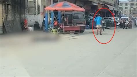 肇庆一男子持镰刀在大街上砍人，伤者满身是血倒地不起_凤凰网视频_凤凰网