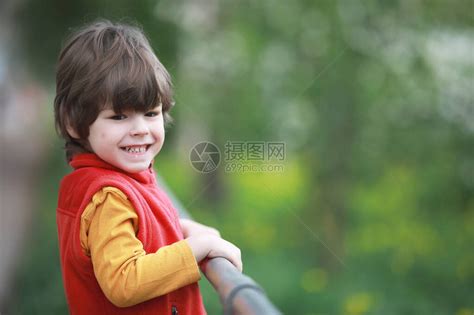 一个小孩在春天的春高清图片下载-正版图片506248297-摄图网