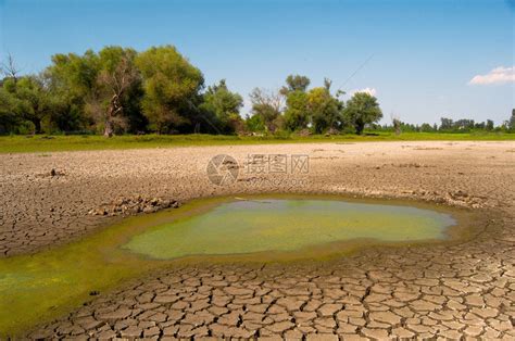 干旱期间干涸湖泊的污染水和裂土高清图片下载-正版图片503322717-摄图网