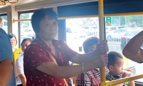 松江有轨电车试乘首日，试乘过的人们说：比公交车舒服，有USB不怕手机没电了…… - 周到上海