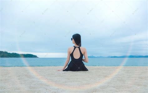 漂亮意境女孩QQ透明皮肤素材：海滩上空想往事_非主流皮肤_剑速网