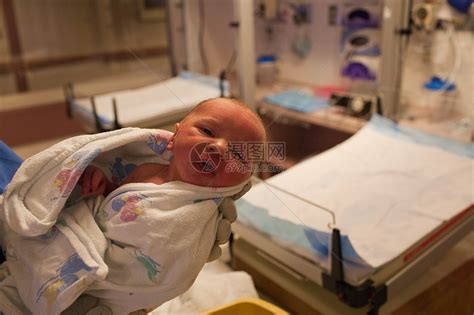 住院新生男婴高清图片下载-正版图片501486306-摄图网