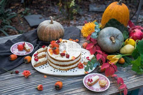 果子南瓜蛋糕和花放在花园的木制桌上高清图片下载-正版图片505761635-摄图网