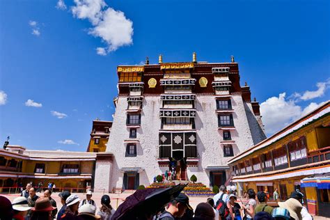 藏家民俗|你知道藏民为什么千里迢迢要到大昭寺前磕长头吗？_荔枝网新闻
