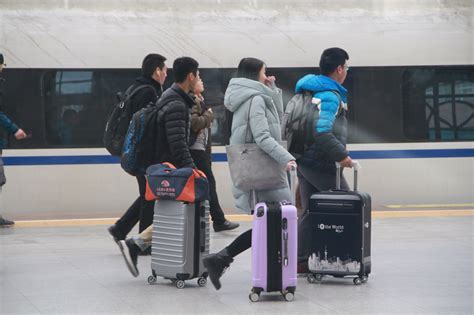 直击青岛火车站春运首日，数千旅客踏上回家路|青岛火车站|旅客|春运_新浪新闻