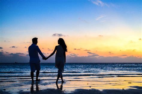 情侣海边牵手唯美图片 情侣手牵手在海边散步的图片_配图网