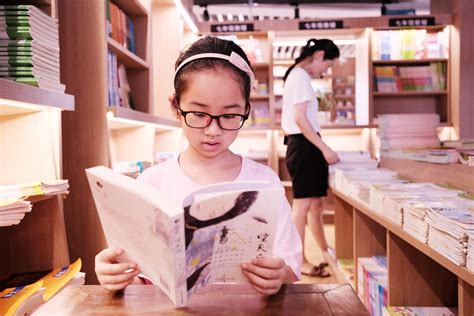 学生在新华书店看书-云和新闻网
